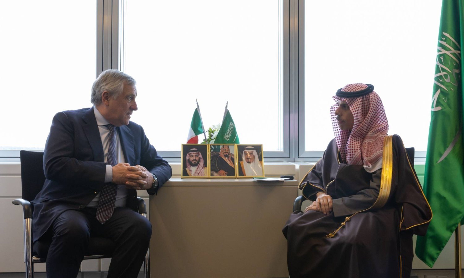وزير الخارجية السعودي خلال لقائه نظيره الإيطالي في لوكسمبورغ (الخارجية السعودية)